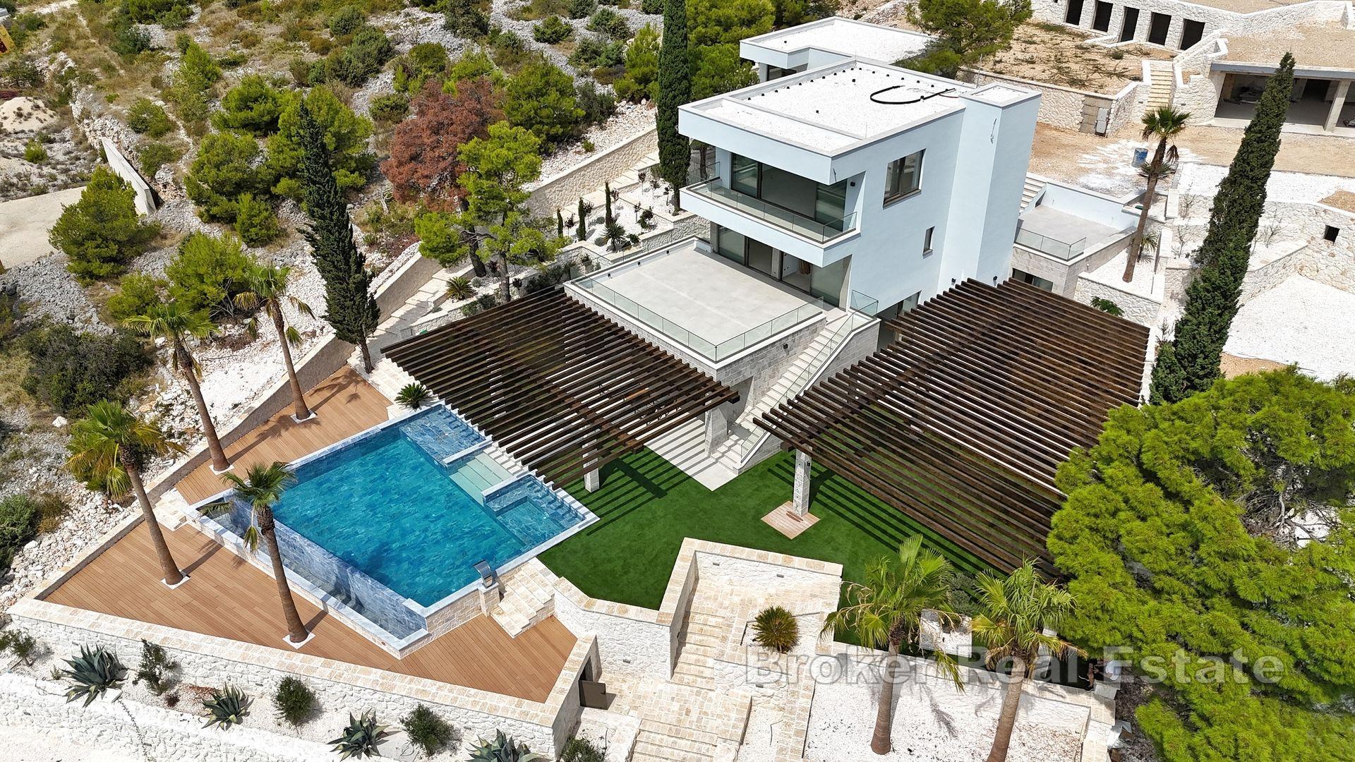 Villa nouvellement construite, première rangée de la mer