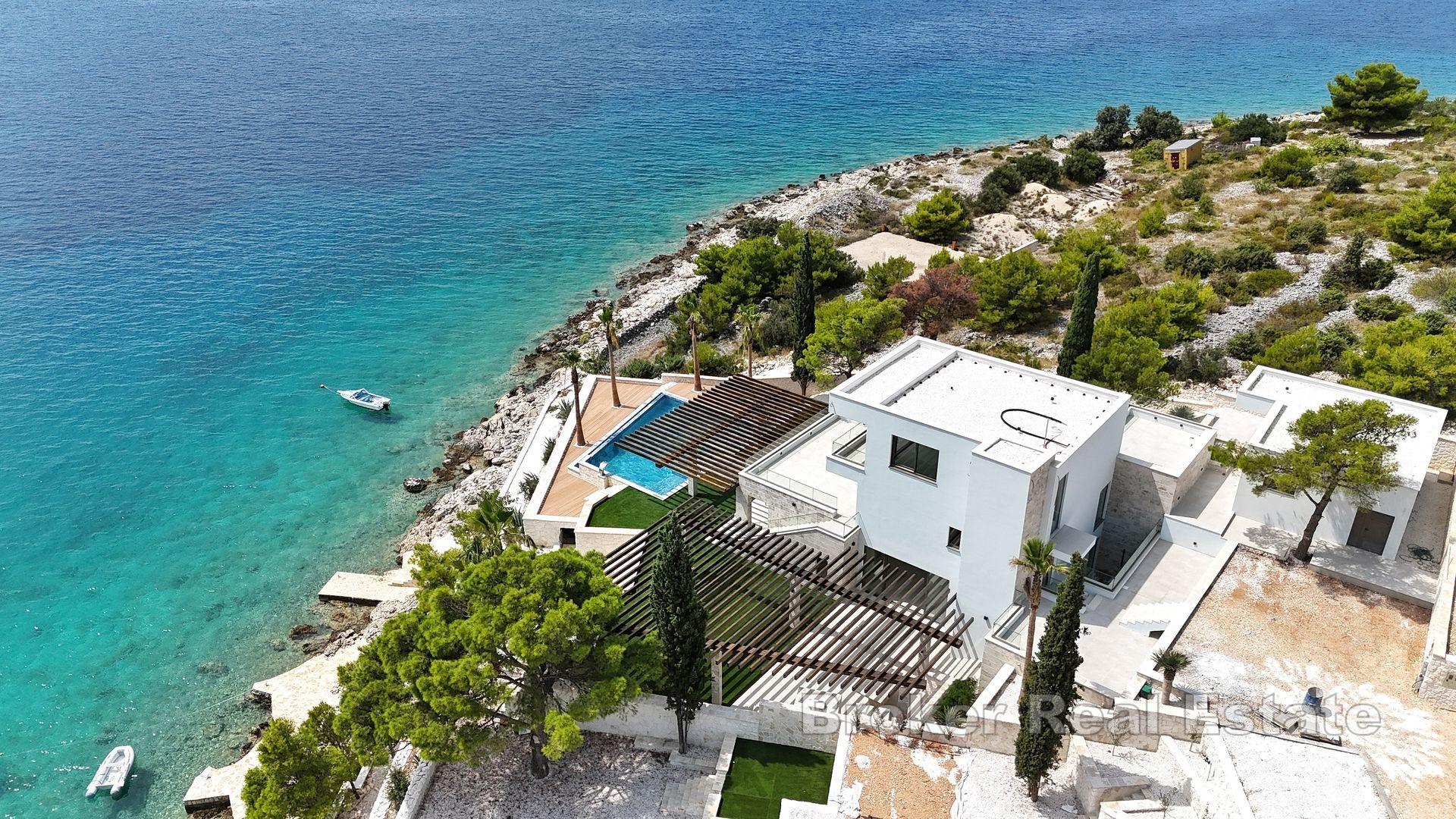 Villa nouvellement construite, première rangée de la mer
