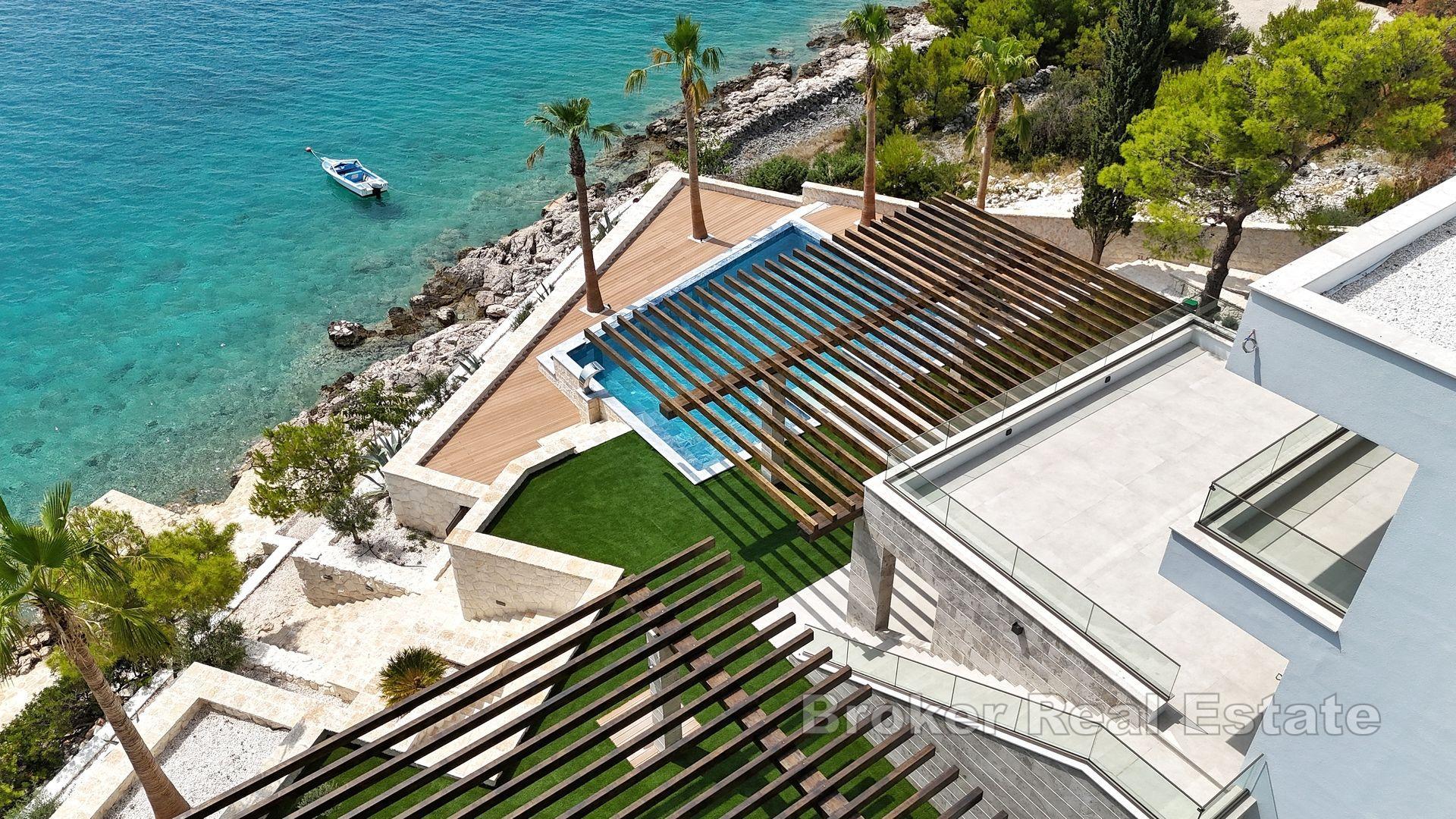 Villa nouvellement construite, première rangée de la mer