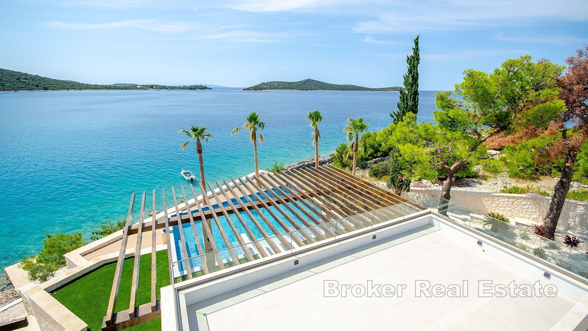 Villa nouvellement construite, première rangée de la mer