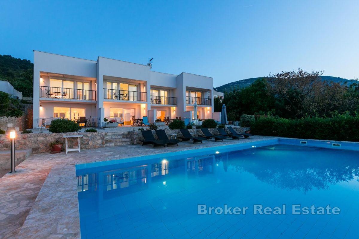 Leilighetshus med havutsikt