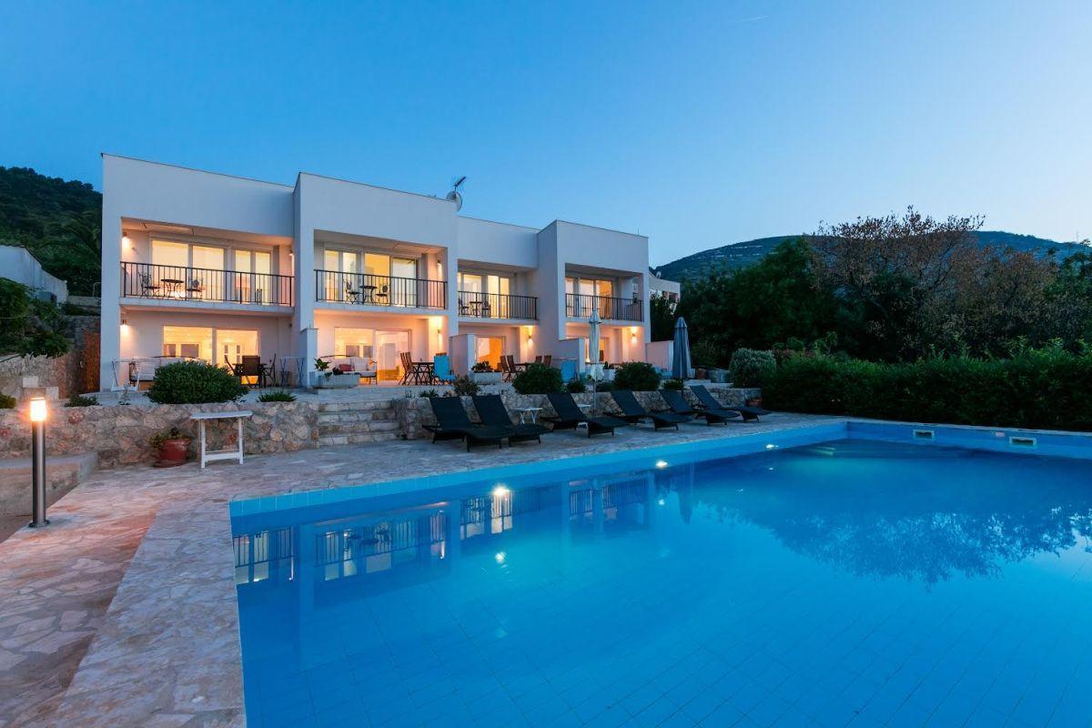 Leilighetshus med havutsikt