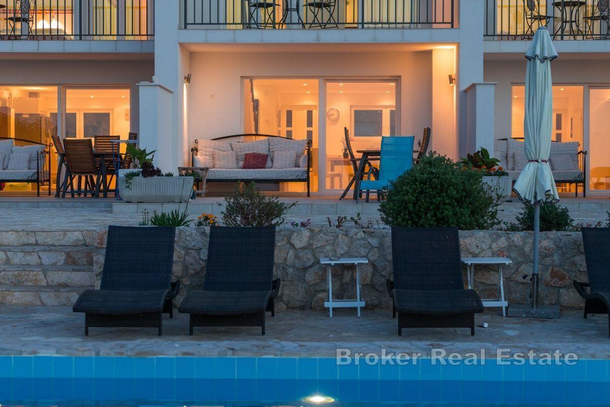 Leilighetshus med havutsikt