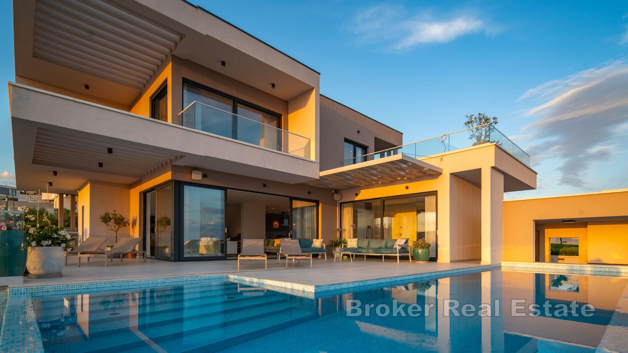 Villa moderna con vista mare