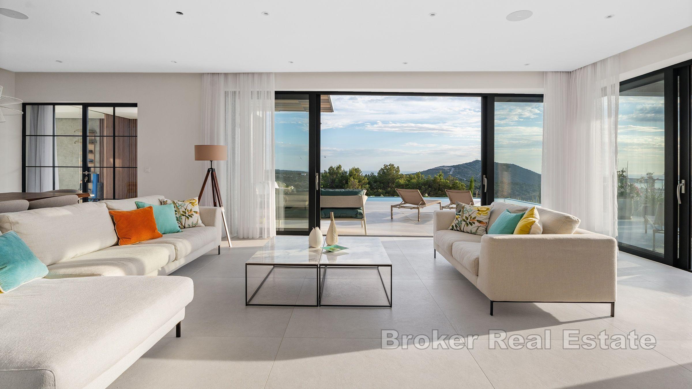 Villa moderna con vista mare