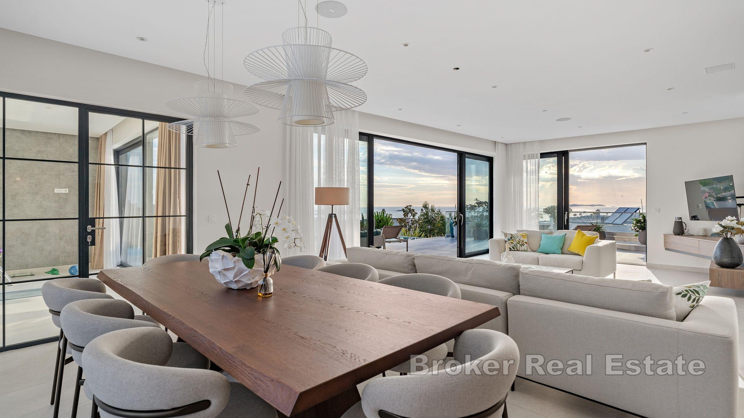 Villa moderna con vista mare