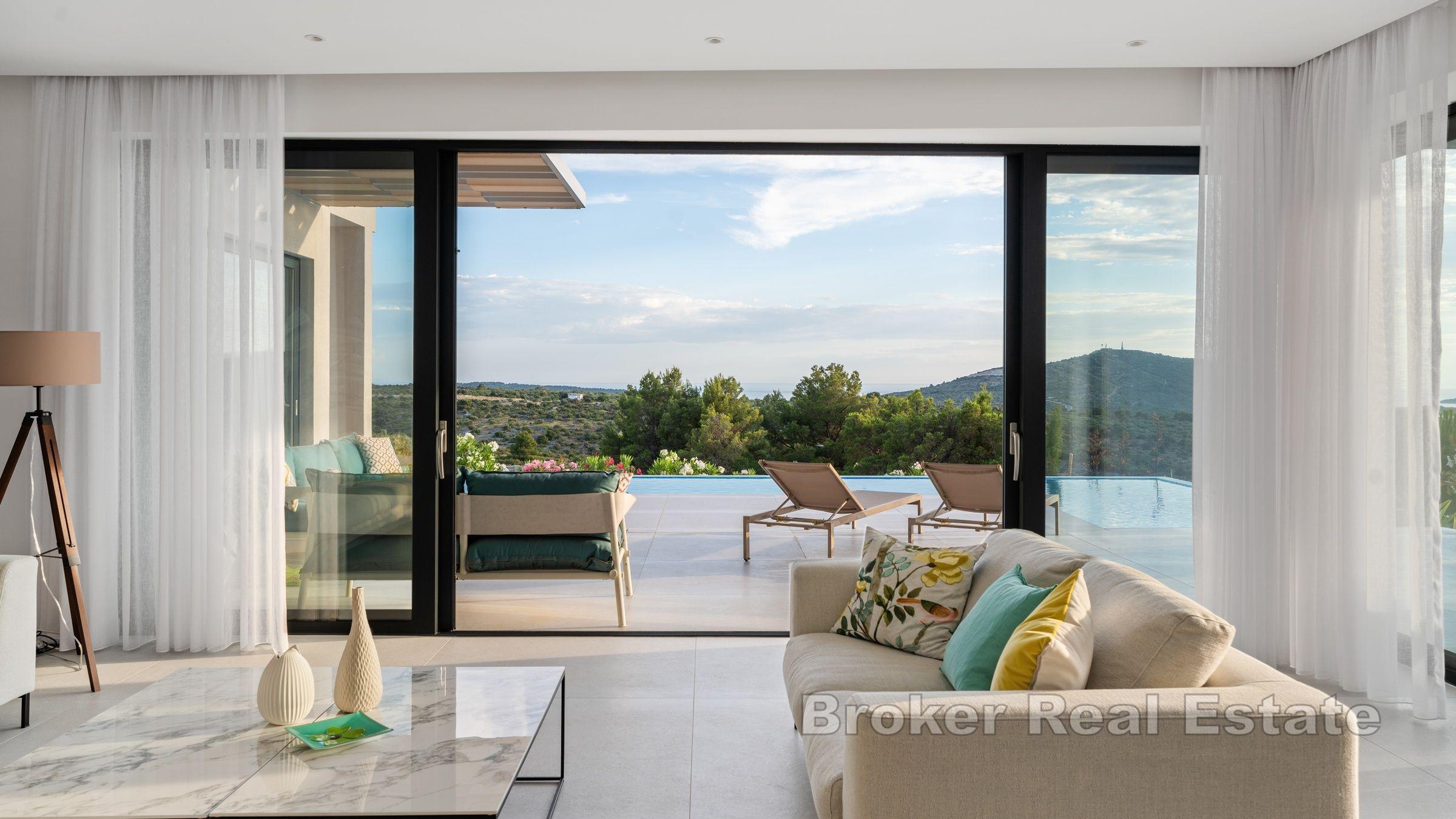 Villa moderna con vista mare