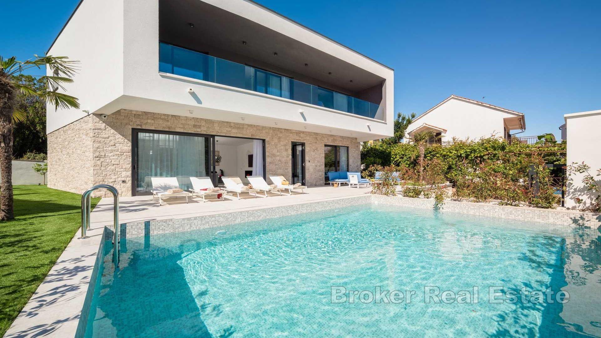 Nově postavená moderní vila v první řadě