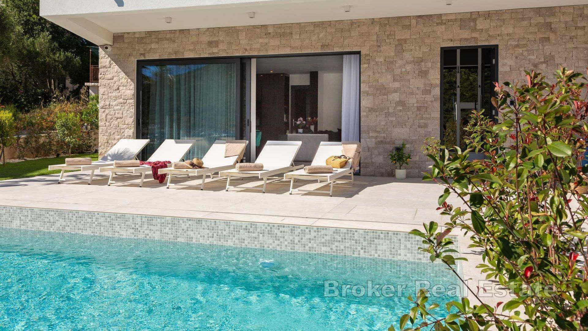 Nově postavená moderní vila v první řadě