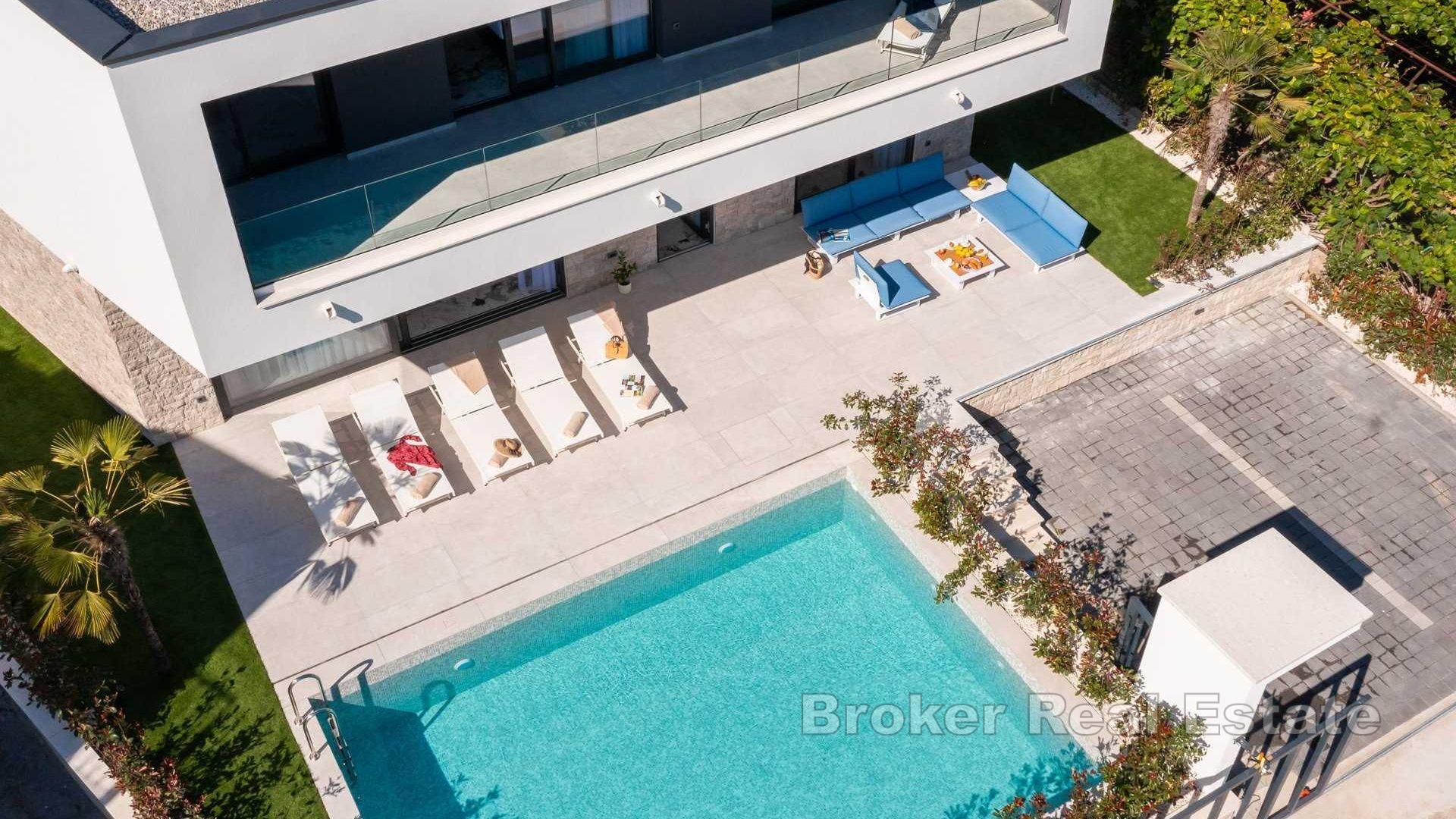 Nově postavená moderní vila v první řadě