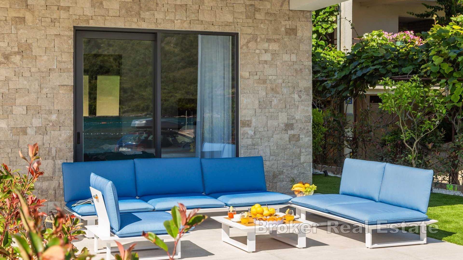 Nově postavená moderní vila v první řadě