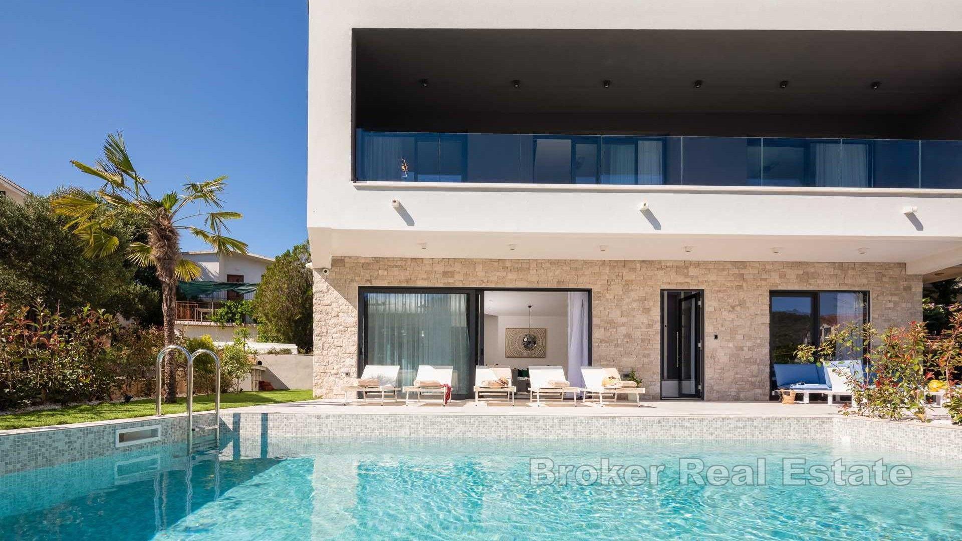 Nově postavená moderní vila v první řadě