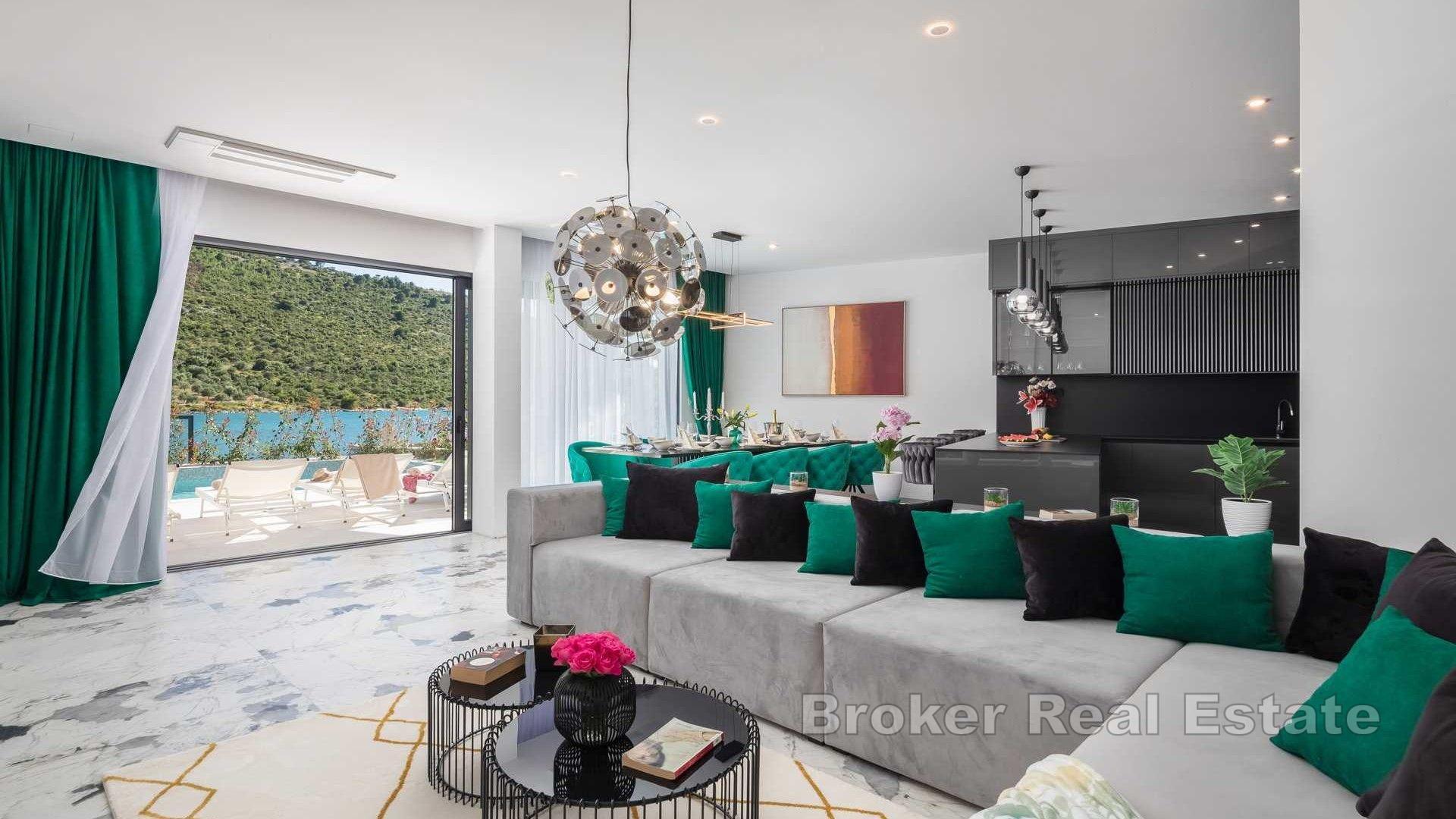 Nově postavená moderní vila v první řadě