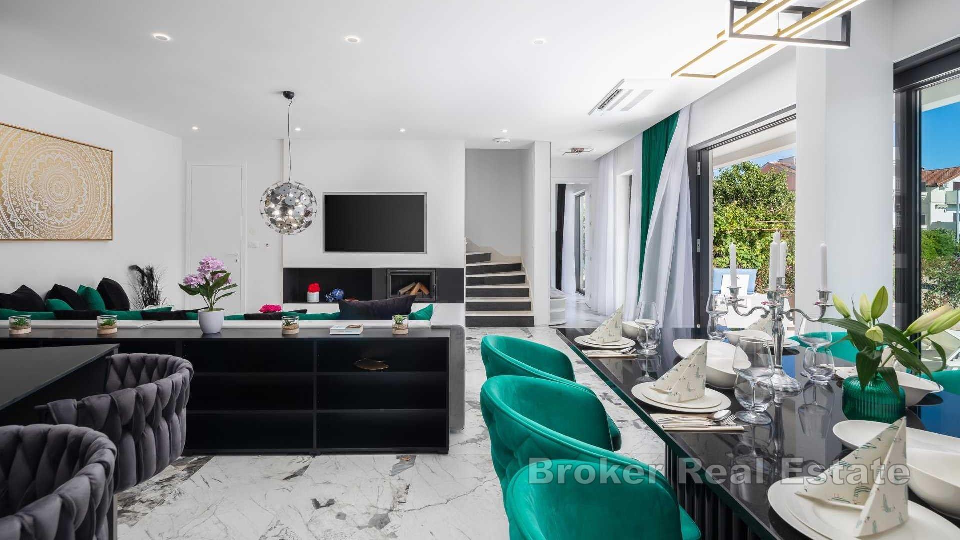 Nově postavená moderní vila v první řadě