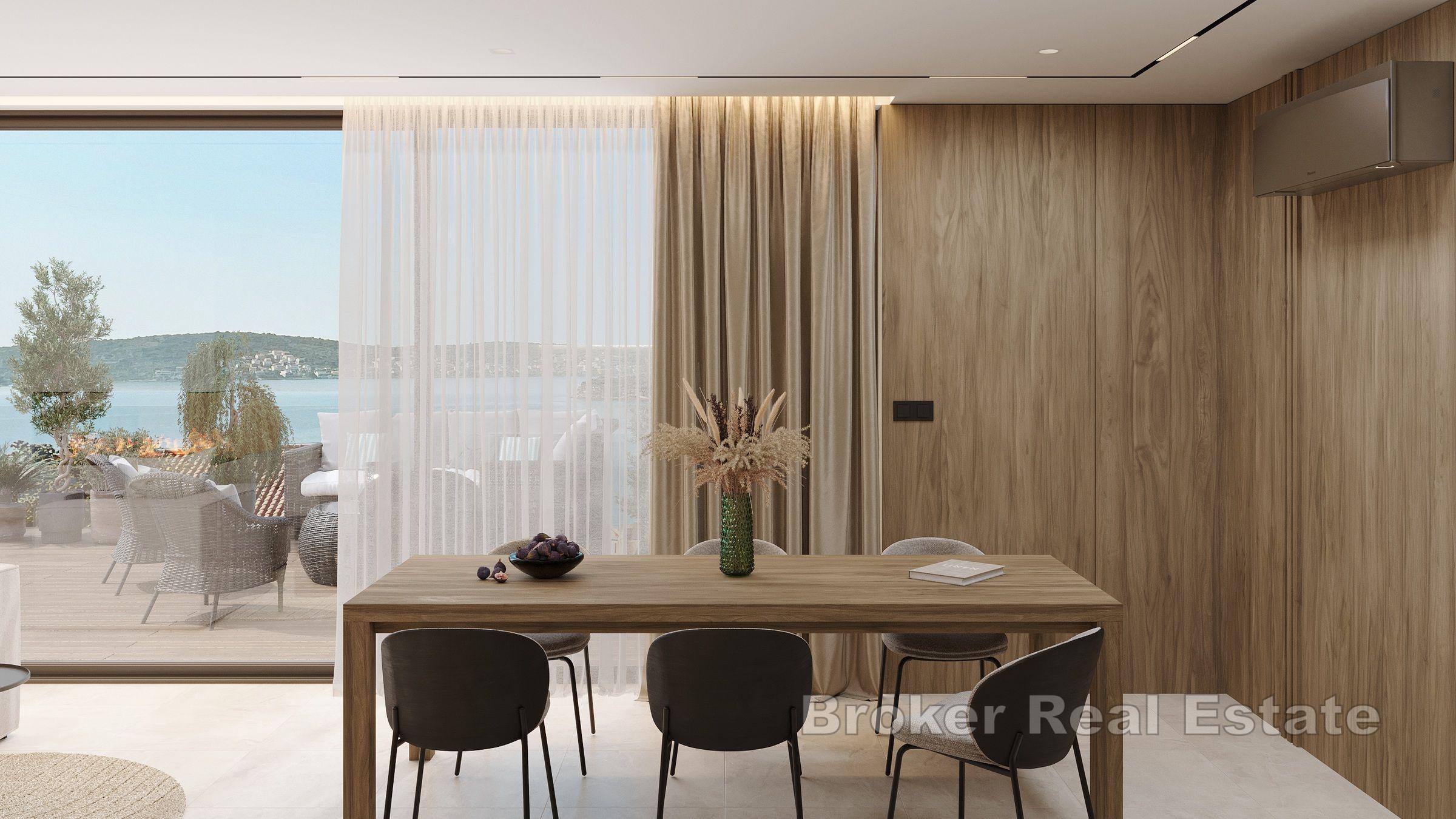 Moderne to-etasjes toppleilighet i en dominerende posisjon