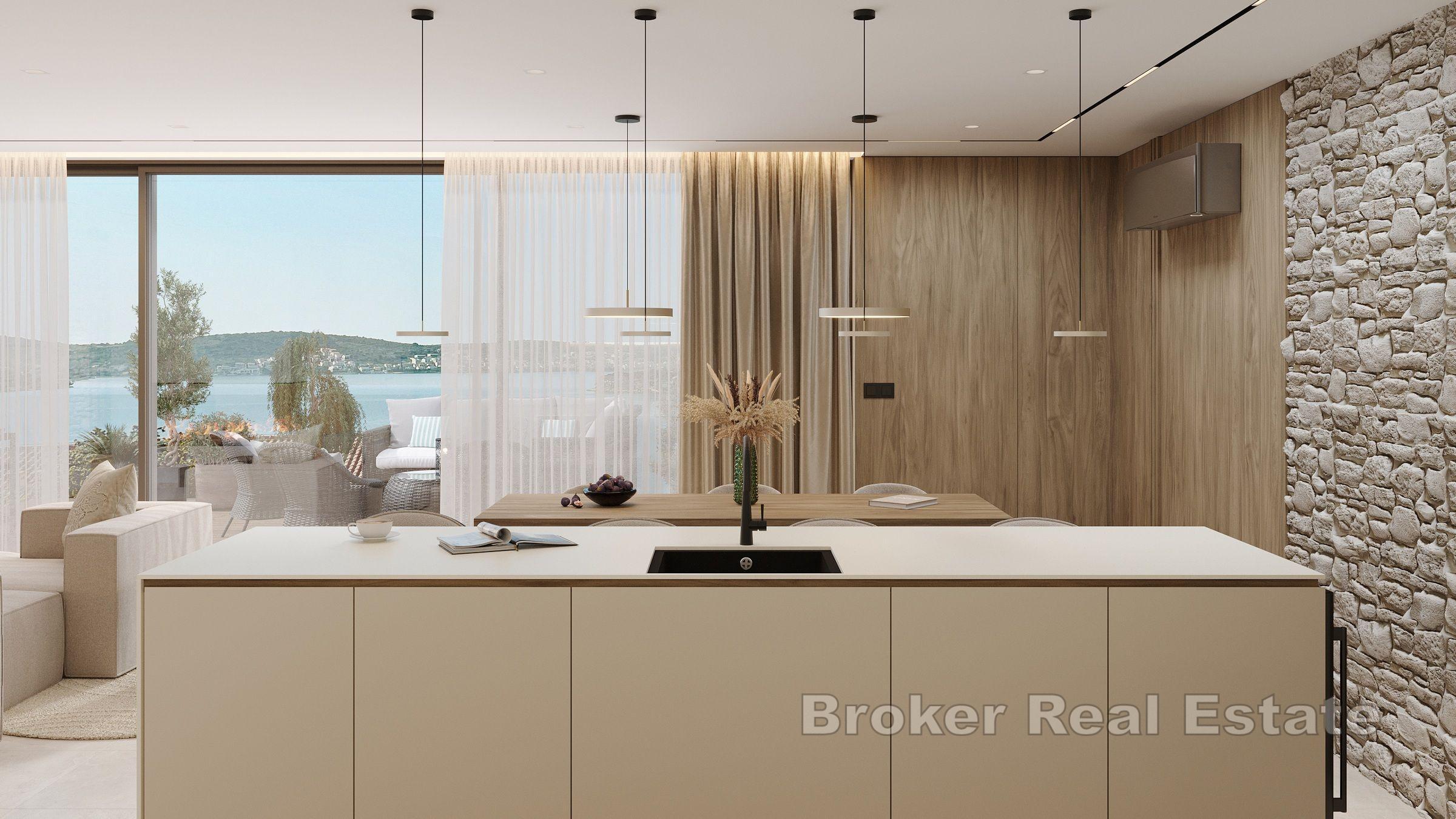 Moderne to-etasjes toppleilighet i en dominerende posisjon