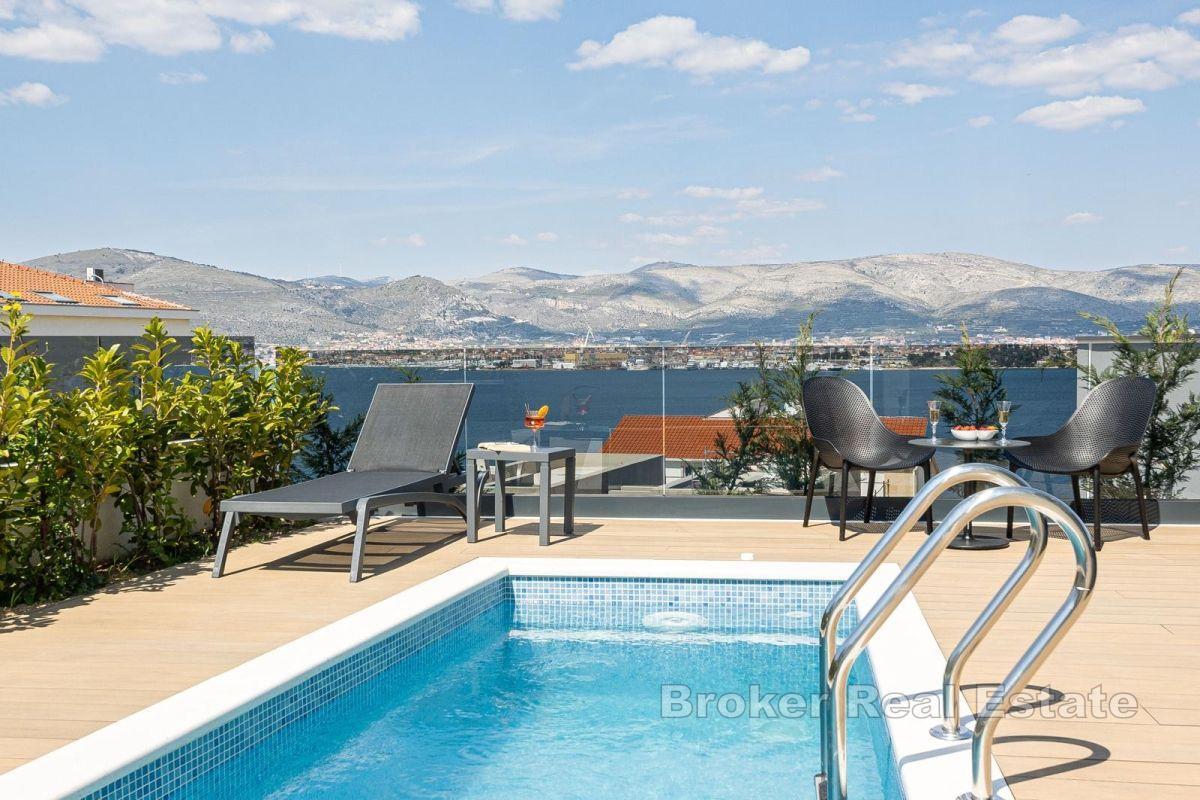 Moderne terrassevilla med havutsikt