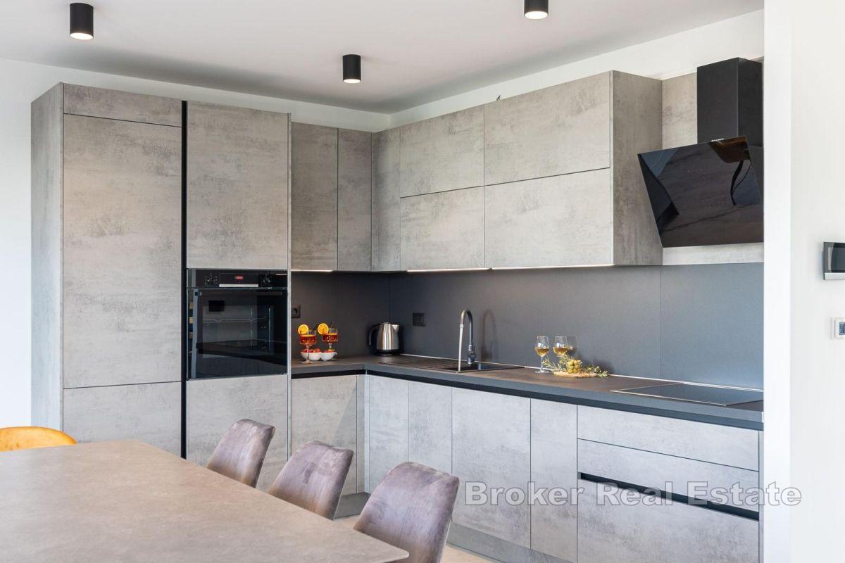 Современная вилла с террасами и видом на море