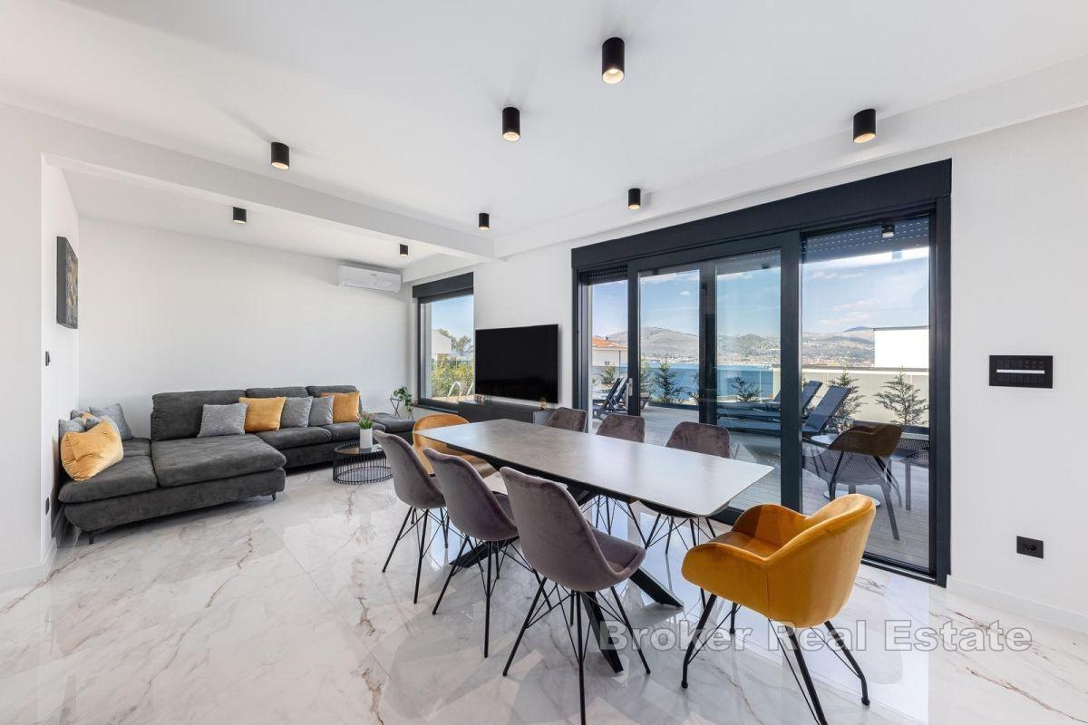 Современная вилла с террасами и видом на море