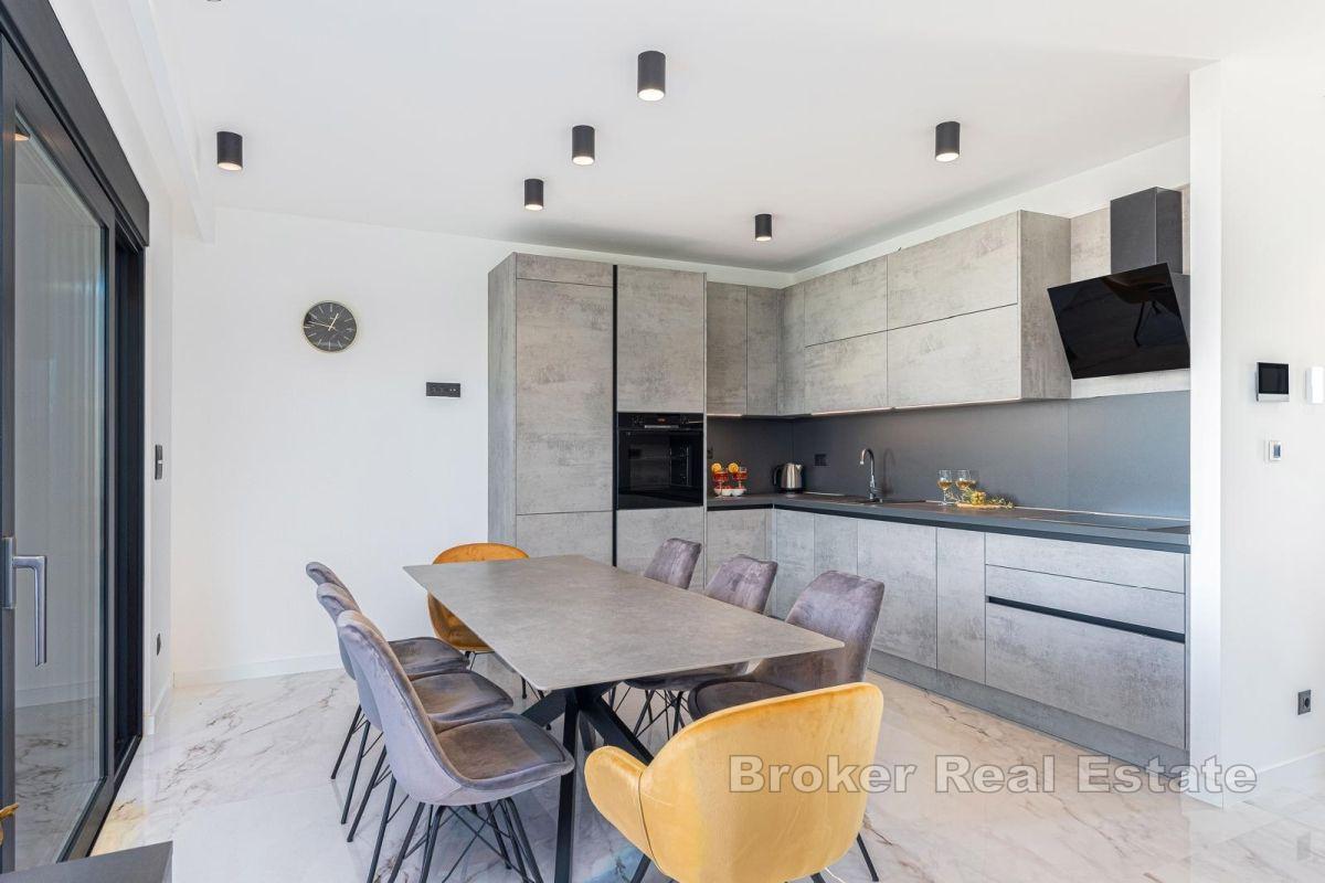 Современная вилла с террасами и видом на море