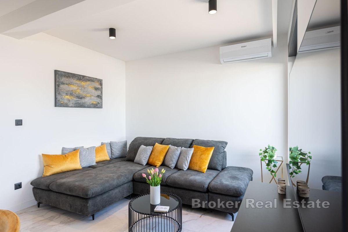 Современная вилла с террасами и видом на море