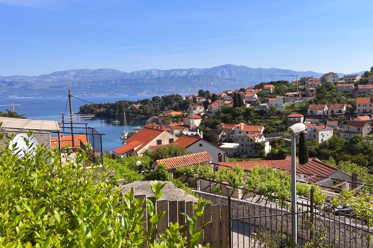 001-2022-441-island-brac-charming-house-near-the-sea-for-sale