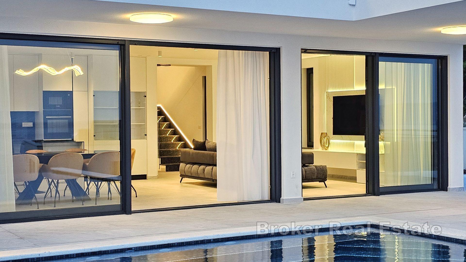 Villa di lusso con piscina e vista panoramica sul mare