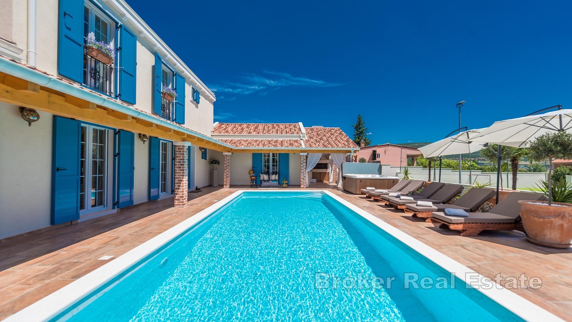 Красивая вилла с теннисным кортом