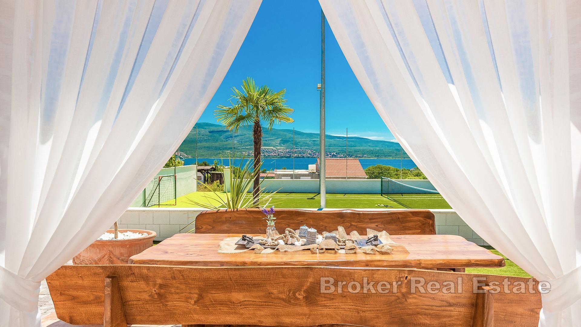 Красивая вилла с теннисным кортом