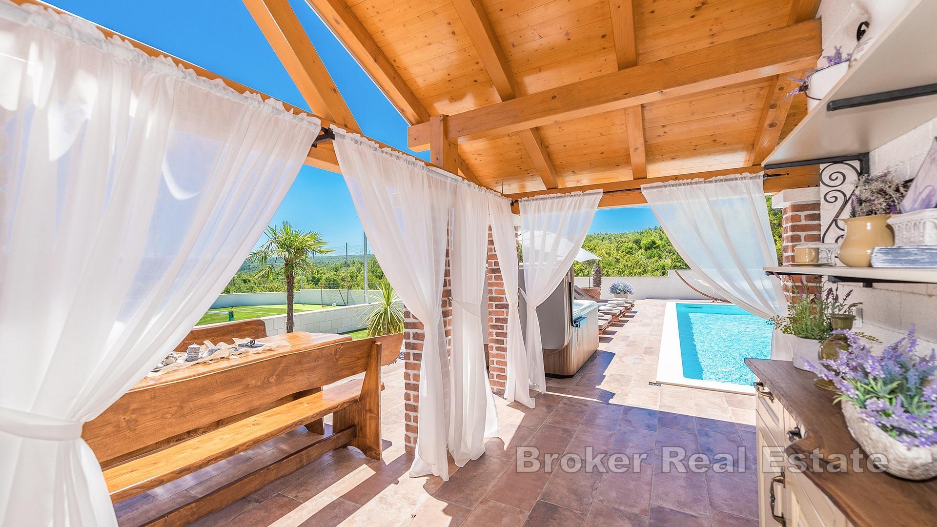 Vacker villa med tennisbana