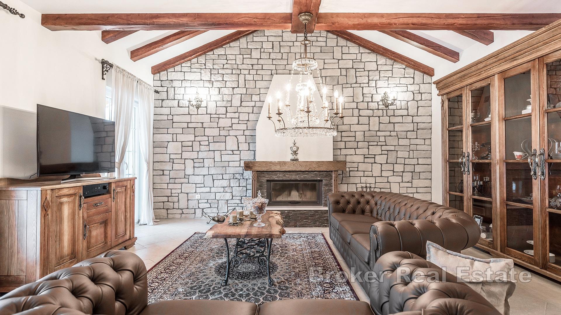 Красивая вилла с теннисным кортом