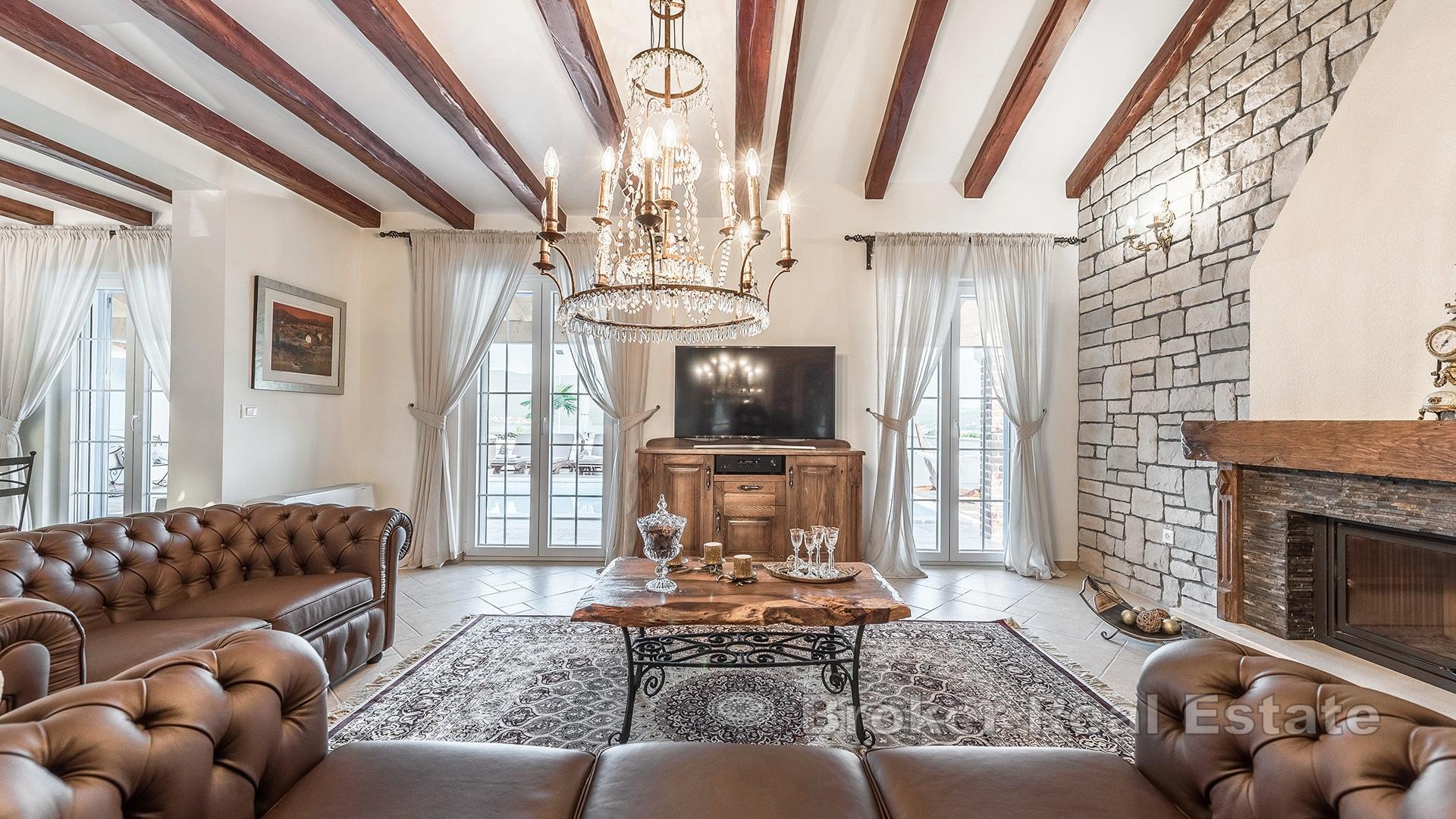 Красивая вилла с теннисным кортом