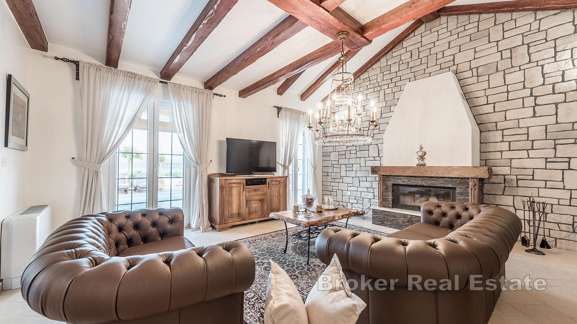 Красивая вилла с теннисным кортом