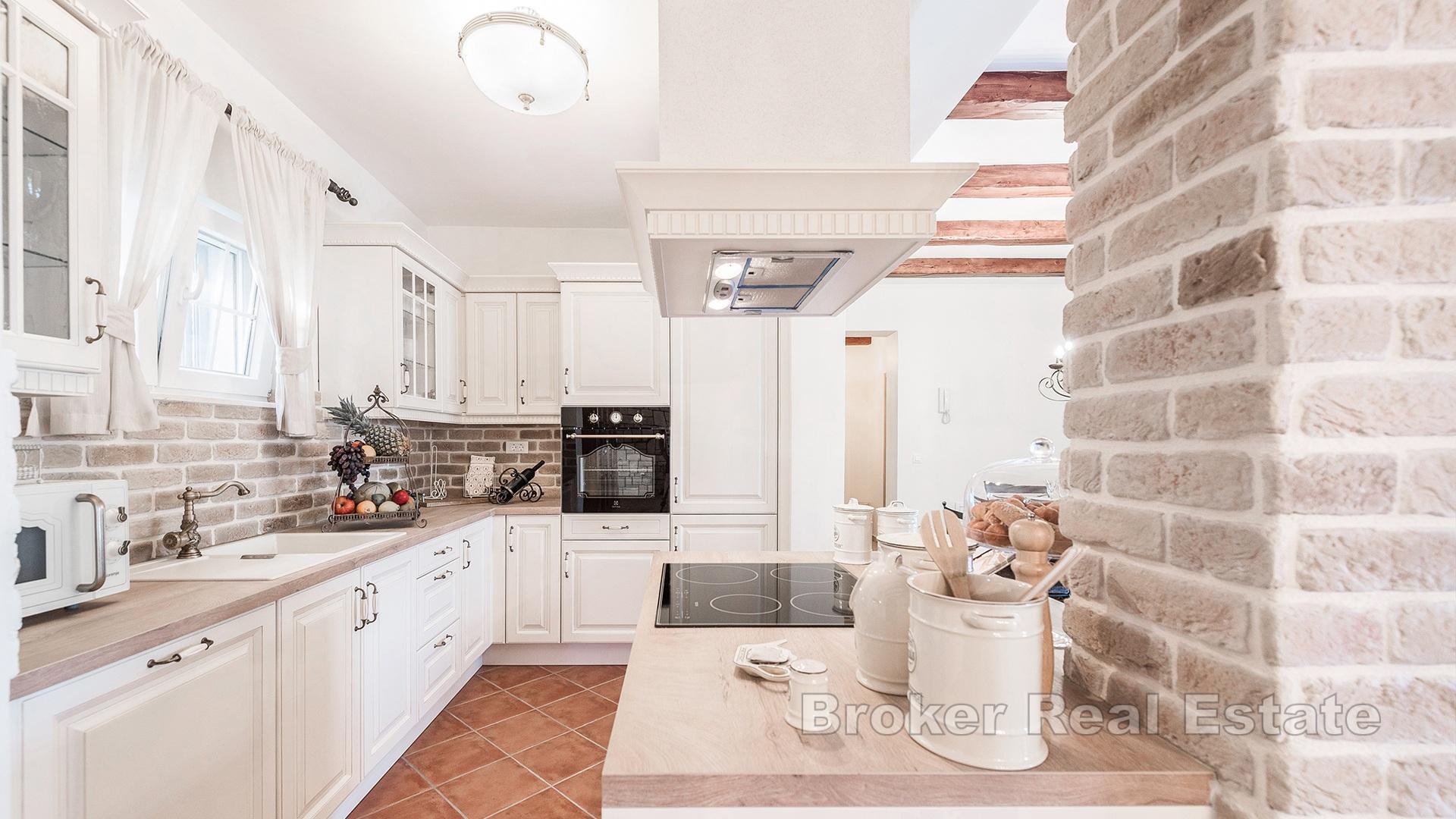 Красивая вилла с теннисным кортом