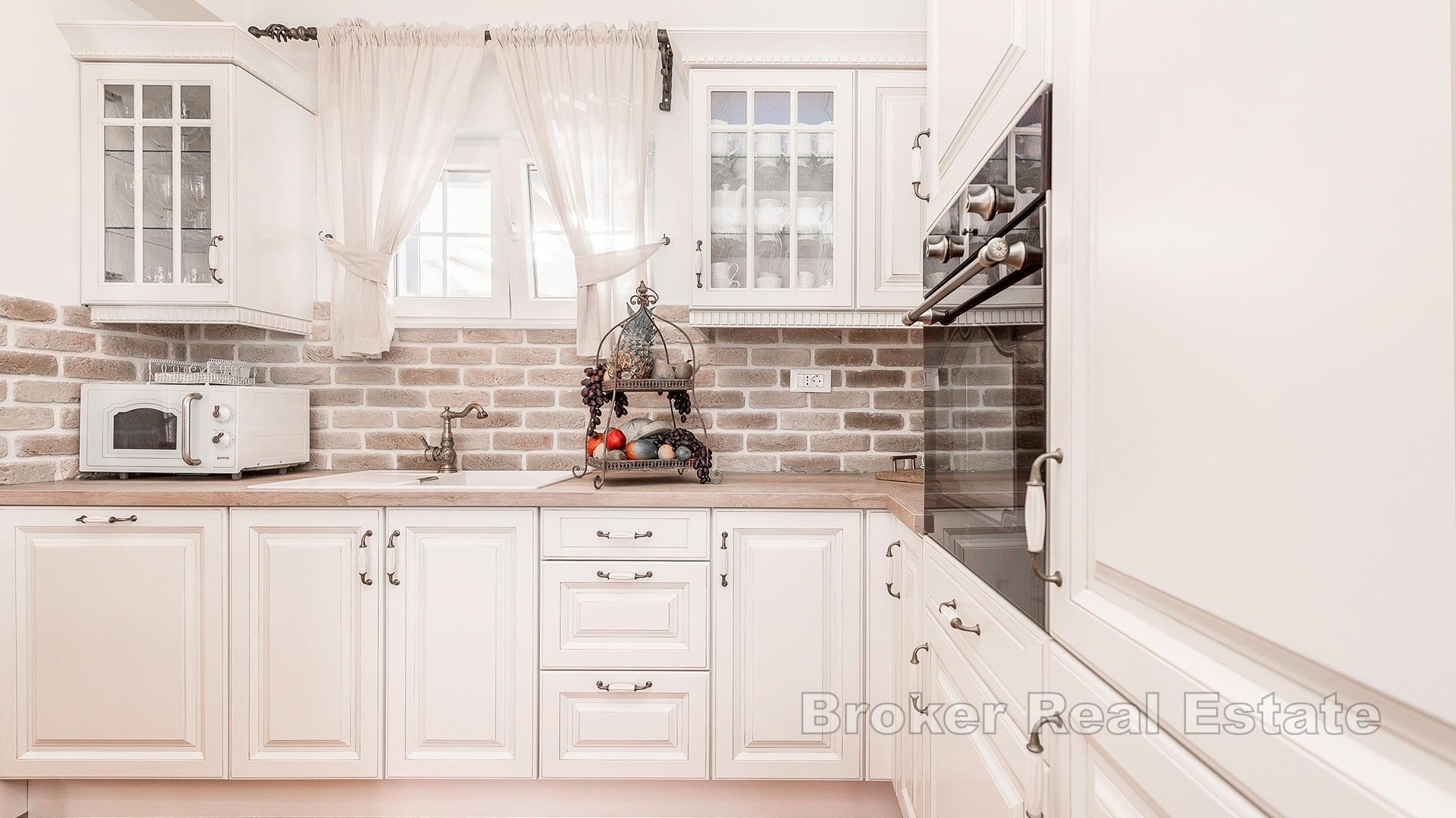 Красивая вилла с теннисным кортом