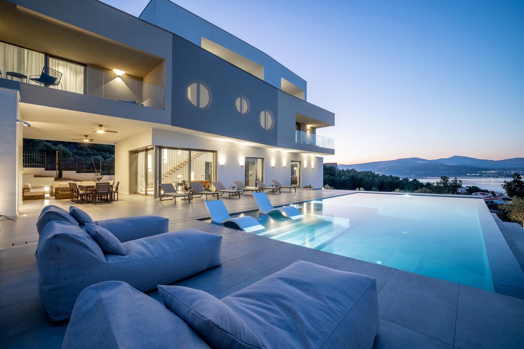 Moderne Luxusvilla mit Meerblick