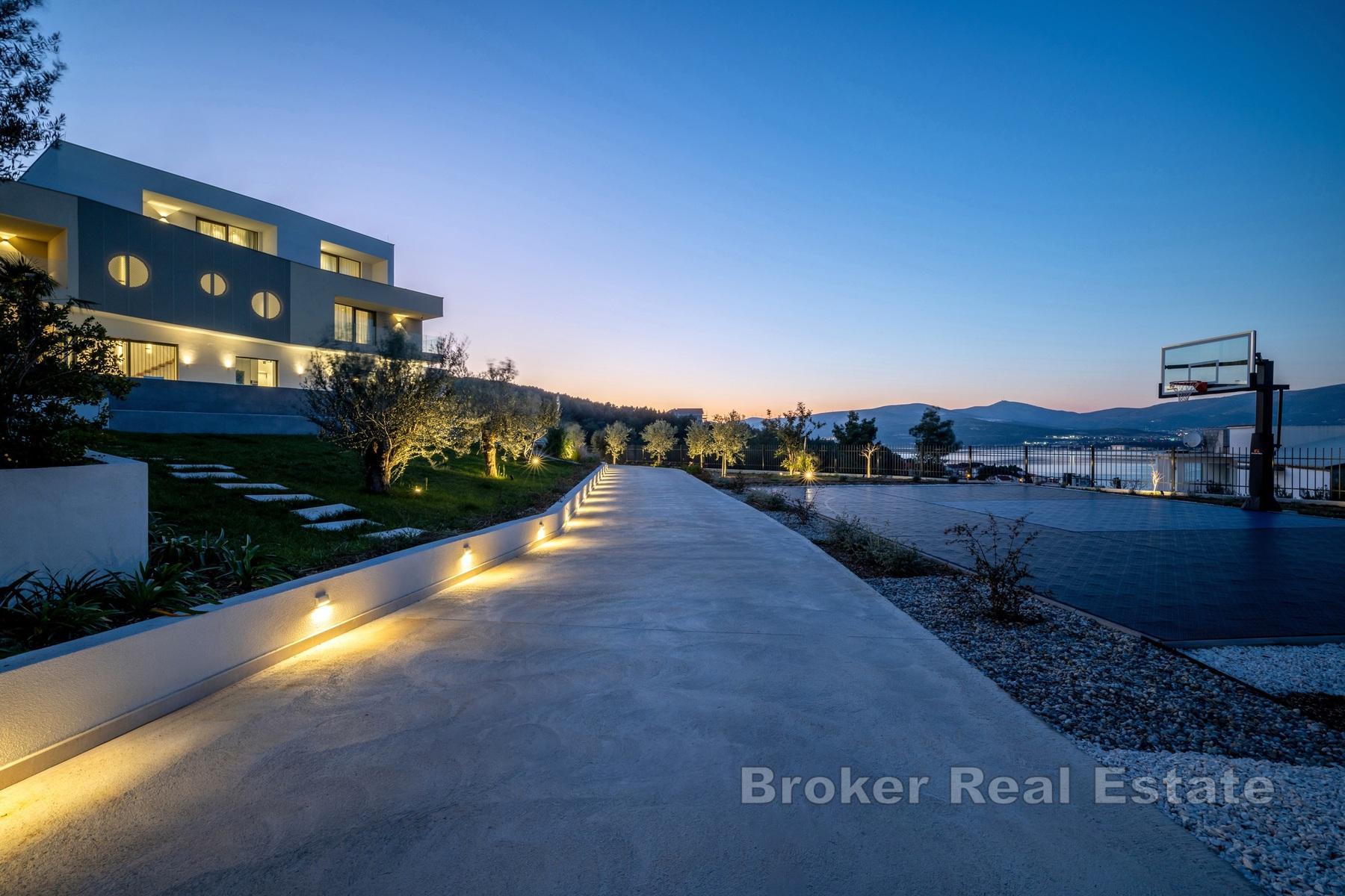 Moderne Luxusvilla mit Meerblick