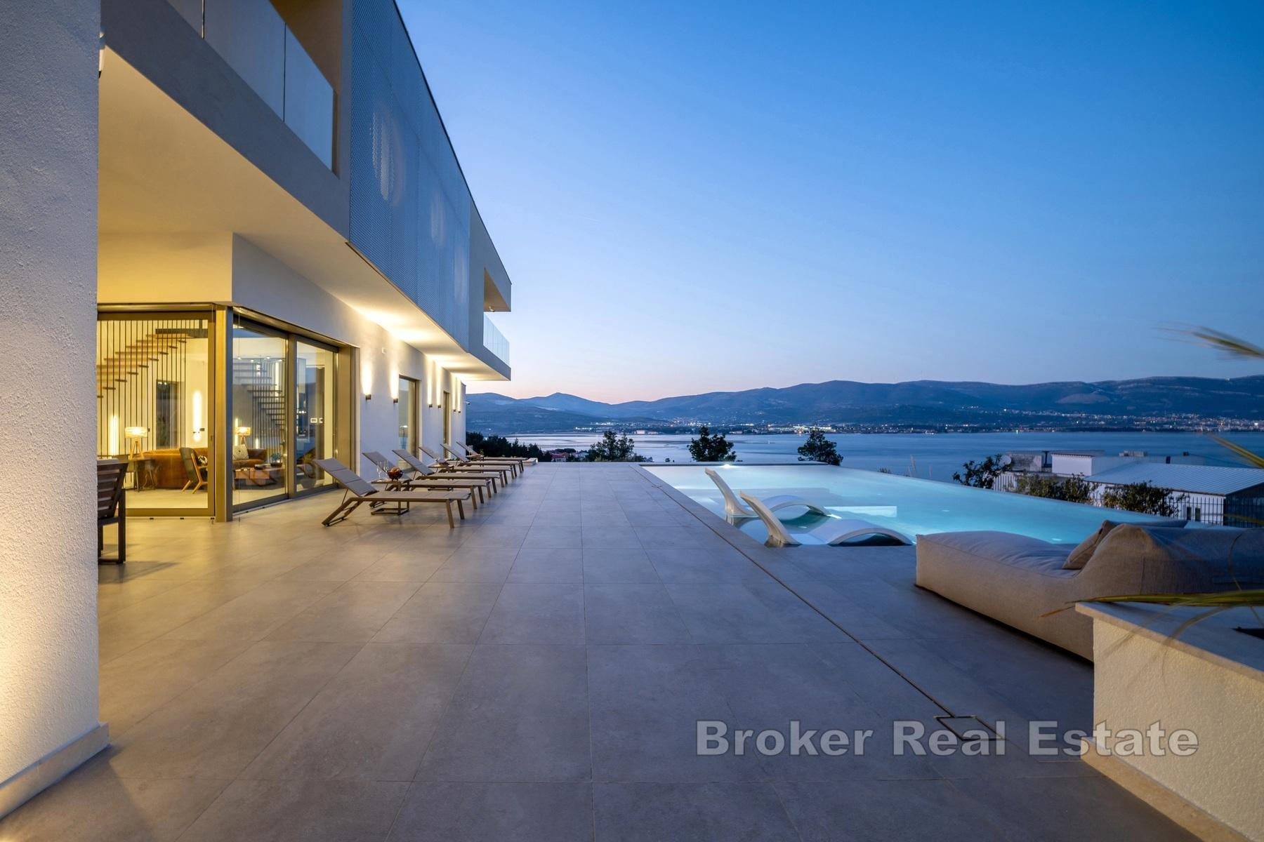 Moderne Luxusvilla mit Meerblick
