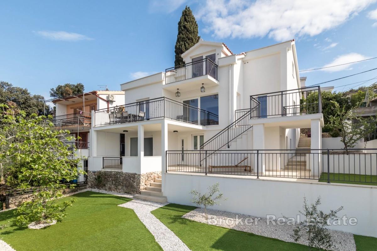 Moderní apartmánový dům v první řadě k moři