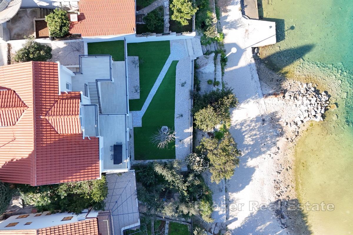 Moderní apartmánový dům v první řadě k moři