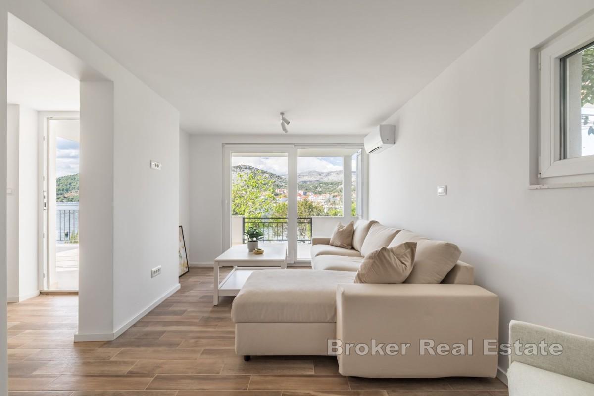 Moderní apartmánový dům v první řadě k moři