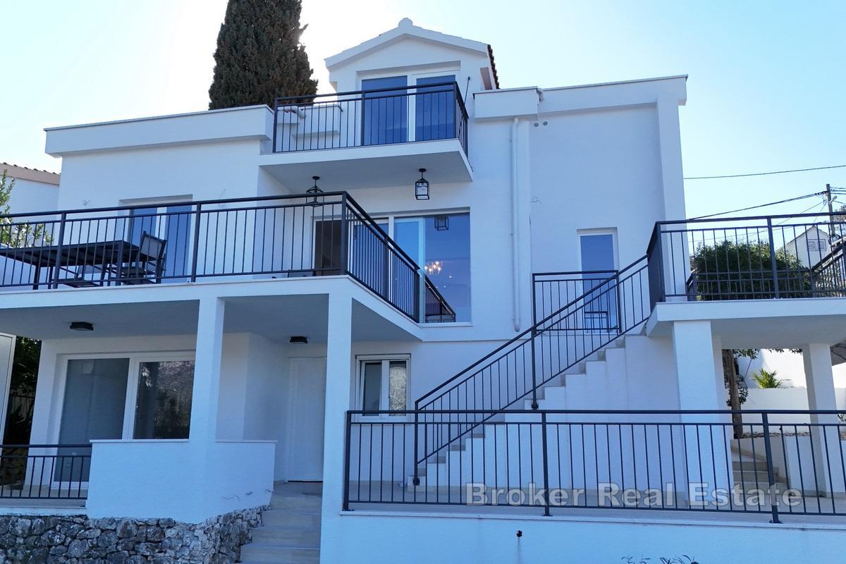 Moderní apartmánový dům v první řadě k moři