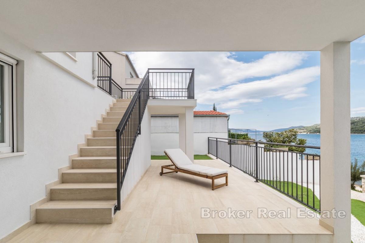 Moderní apartmánový dům v první řadě k moři