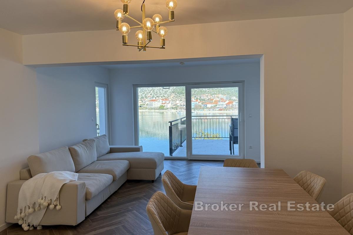 Moderní apartmánový dům v první řadě k moři