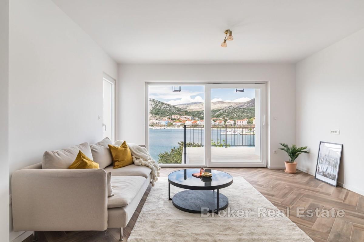 Moderní apartmánový dům v první řadě k moři