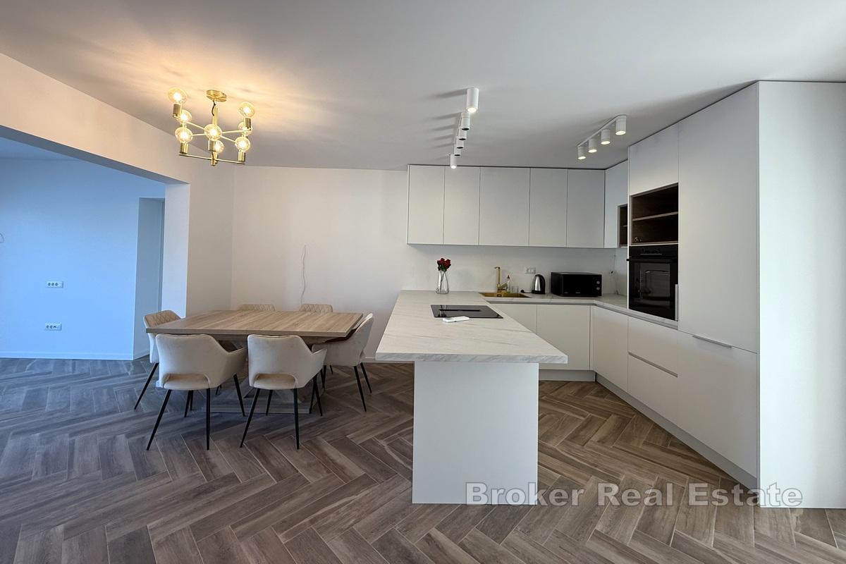 Moderní apartmánový dům v první řadě k moři