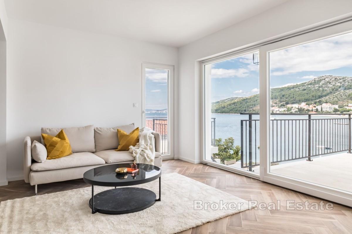 Moderní apartmánový dům v první řadě k moři