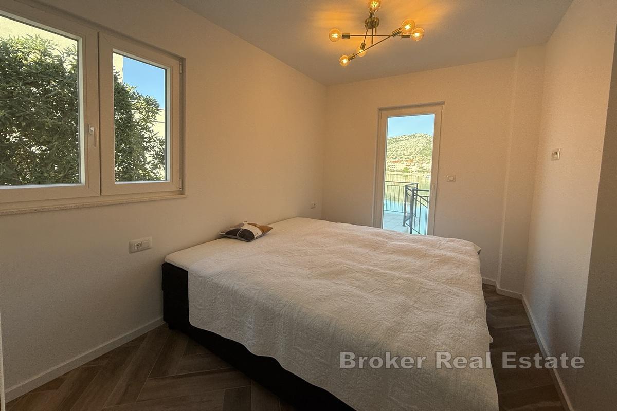 Moderní apartmánový dům v první řadě k moři