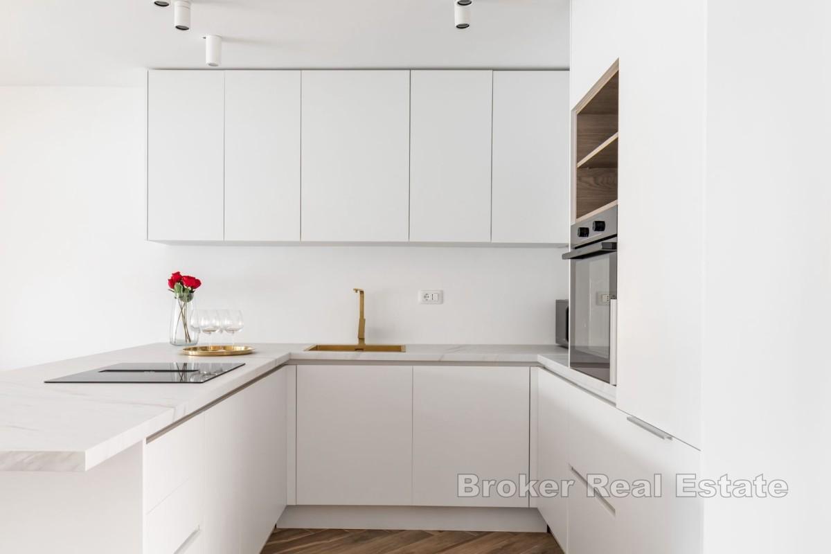 Moderní apartmánový dům v první řadě k moři