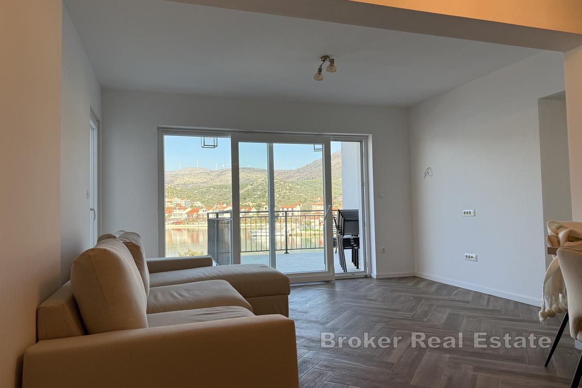 Moderní apartmánový dům v první řadě k moři